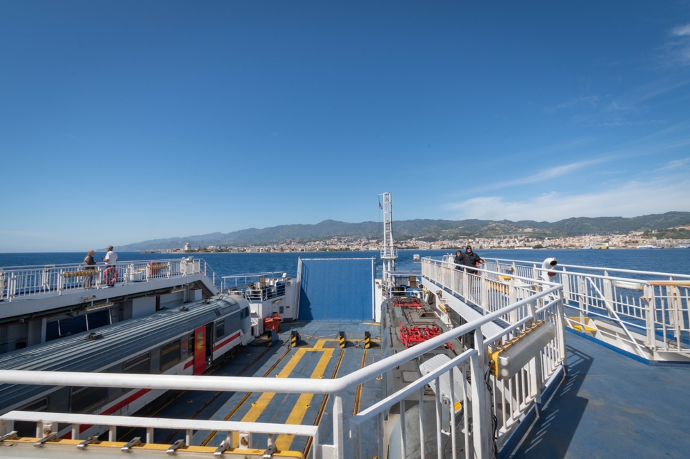 an deck einer fähre nach sardinien